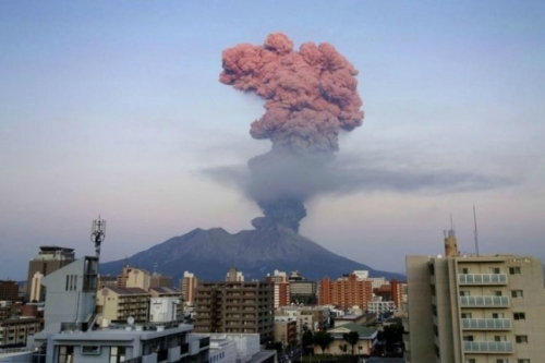 韓国人「日本の火山連鎖噴火をお祝いします」「いよいよ日本が滅びていきますね」「絶対に韓国に避難してくるな」　日本鹿児島火山連鎖噴火…灰5500m急上昇