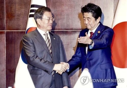 安倍「ムン大統領、物腰が柔らかい紳士…頻繁に会いたい」　韓国人「何だこれは…？」