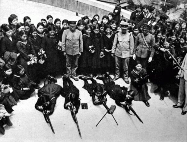 韓国人「1945年、敗戦直前の日本で射撃訓練を受ける女子学生を見てみよう」