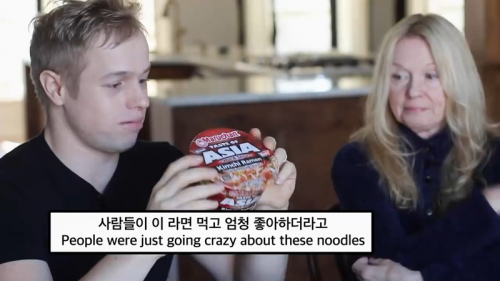 韓国人「最近、アメリカで流行してる日本のラーメン、キムチをパクる」