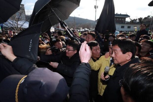 「満足いく回答持ってこい」…武漢帰国者収容反対の市民、行政安全部長官に卵を投げつける＝韓国の反応