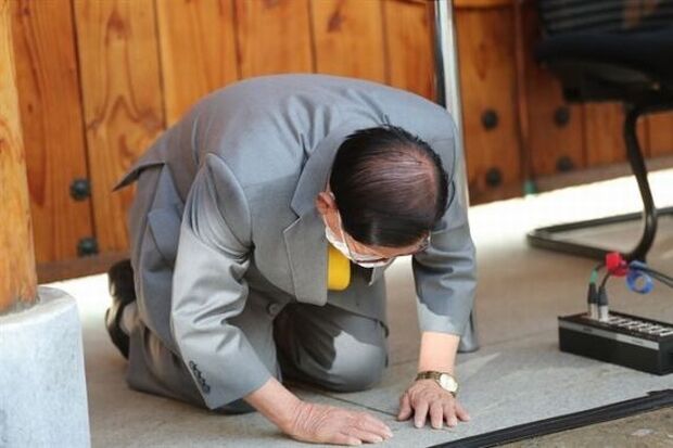 新天地のイ・マンヒ総会長が土下座して謝罪…腕にはなぜか朴槿恵時計、謝罪よりもこの時計に注目が集まる＝韓国の反応