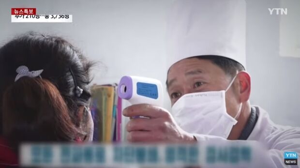 韓国人「北朝鮮の医者がなぜか韓国産のマスクをつけている件ｗｗｗｗｗｗこれどうやって入手したのか？」