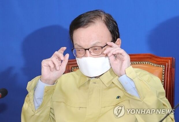 政権与党代表「韓国のマスク供給量限界、全国民1日1枚は無理…私も1枚で3日使う」＝韓国の反応