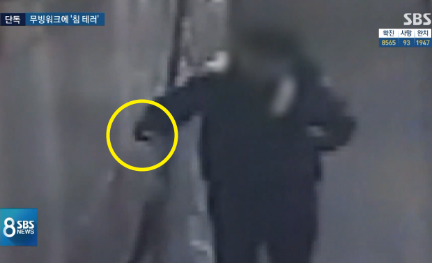 韓国地下鉄駅、手すりにツバをつけて回る男が監視カメラに…感染者なら集団感染の可能性も＝韓国の反応