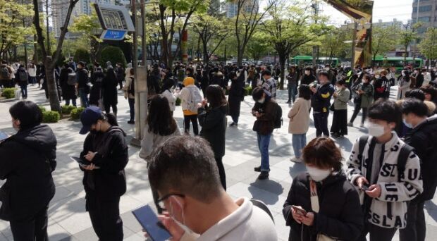 「社会的距離を置く」呼びかけも、日本のゲーム機購入抽選イベントに1500人集まり物議＝韓国の反応