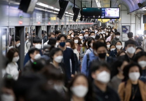 【コロナ】韓国人「ソウルの地下鉄が地獄に…イテウォンクラブよりもヤバいことになっていた」「これは抑え込むのは無理なんじゃ…」