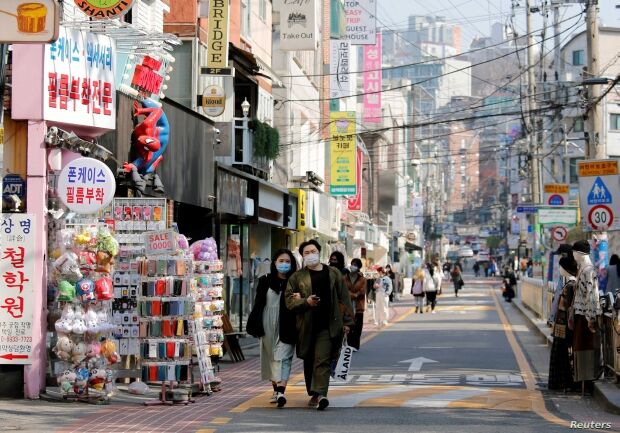 韓国人「韓国の30代男性の定番スタイル」