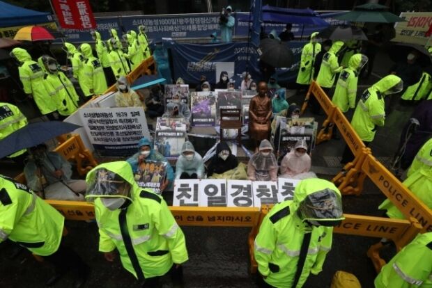 旧日本大使館前を保守団体に奪われた正義連、28年ぶりに少女像から離れて水曜集会…大学生市民団体は体にロープを巻き付けて少女像前で座り込み＝韓国の反応