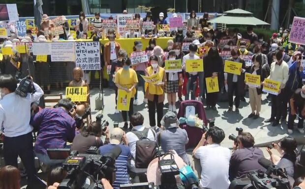 水曜集会阻止された正義連、右派団体が場所を先取り…少女像の前で正義記憶連帯解体叫ぶ＝韓国の反応