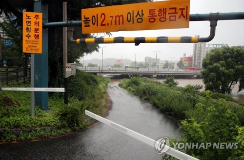 韓国人「韓国、たった200mmの雨で南部全域で浸水・建物崩壊・人命被害が続出してしまう…」「日本と同じですねｗｗｗ」