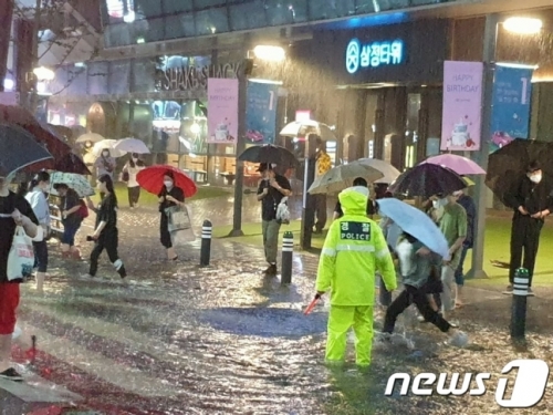 韓国人「釜山、8時間200ミリの普通の雨で壊滅」