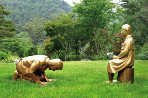 韓国人「少女像に跪く安倍の銅像が公開…作ったのは日本でも活動してる中国系と判明。韓国人を侮辱する為の工作か？我々はこんなことしないし」
