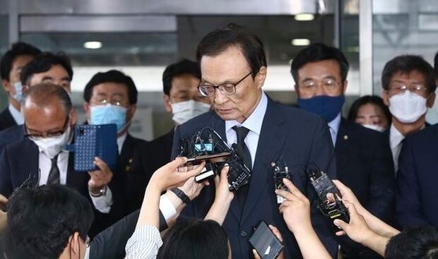 韓国与党代表「それが礼儀か」朴元淳の喪屋でセクハラ疑惑の質問をした記者を睨みつけて怒りをあらわにする＝韓国の反応