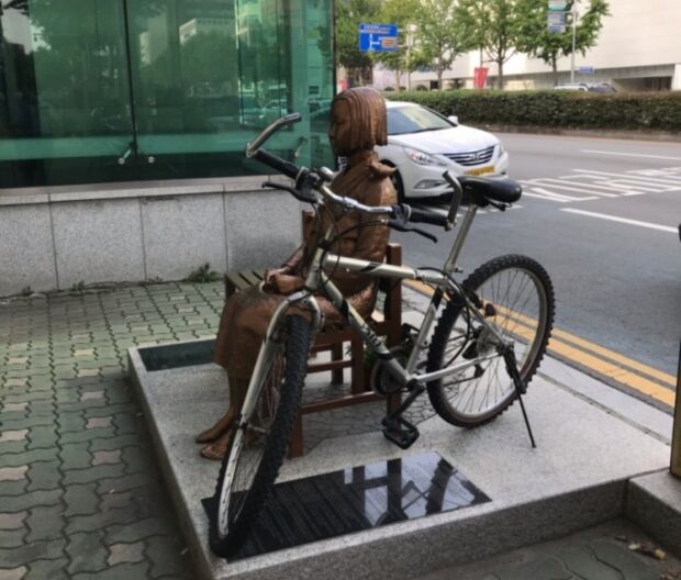 少女像に自転車チェーンロックかけて非難浴びた30代、鍵を壊した警察を逆に告訴＝韓国の反応