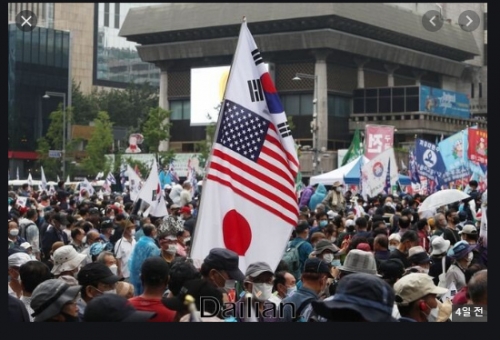日の丸を持った韓国人群衆「日本も韓国も心はひとつ！」　韓国人「」