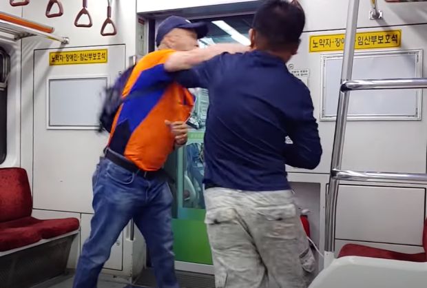 韓国人「韓国の地下鉄で撮影されたおじいさん同士の殴り合いの喧嘩」