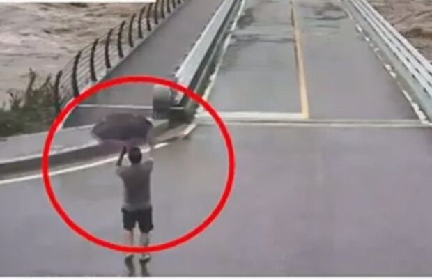 「こっちに来るな」対向車に必死に手振り、その30秒後に橋が崩落…台風の渦中に現れた英雄に韓国ネチズン賞賛の嵐