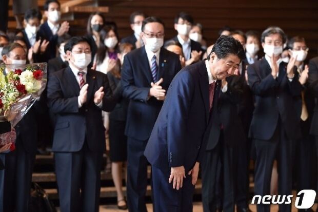 韓国人「安倍が首相官邸を離れる姿が歴代の韓国大統領とあまりにも比較される件」