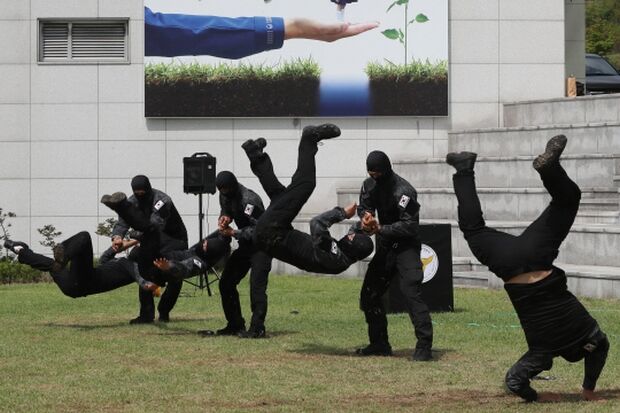 韓国人「韓国警察の武術の実力が分かる映像を見てみよう」
