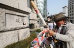 「すぐに撤去しろ」…韓国銀行の伊藤博文直筆礎石にバットを持って飛び込んだ市民団体=韓国の反応