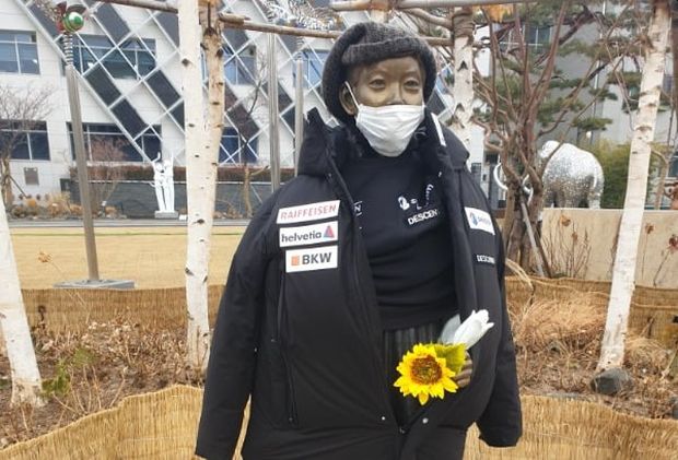 少女像に日本のブランドの服…市民団体、名誉毀損の疑いで警察に告発＝韓国の反応