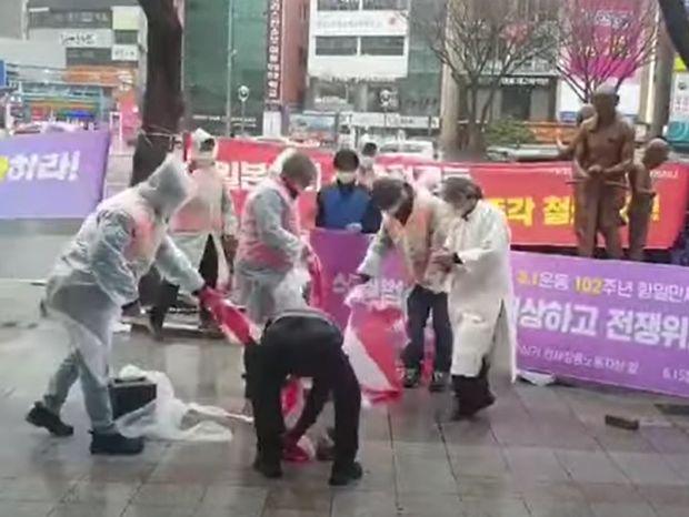 強制徴用労働者像の前で引き裂かれた旭日旗…「日本は植民地犯罪に謝罪して賠償しろ」