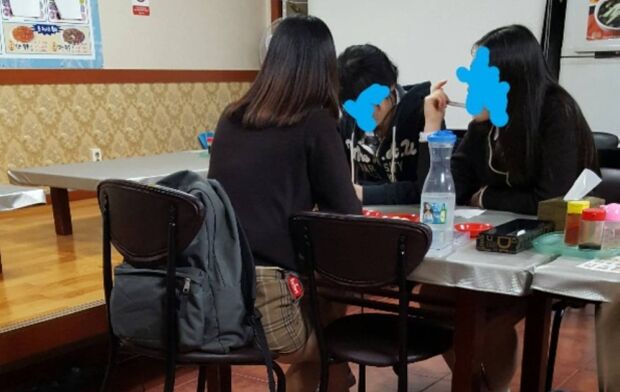 韓国人「食堂で女子高生を見て衝撃を受けた」
