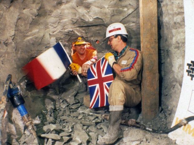韓国人「1990年、英仏海底トンネルがつながり両国の作業員が出会うシーン」→「韓国と日本もそんな日が来れば」