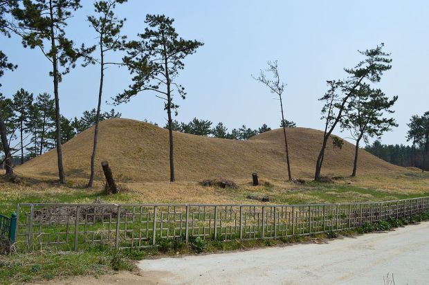 韓国人「今回発見された日本式前方後円墳について俺の見解がこれ」