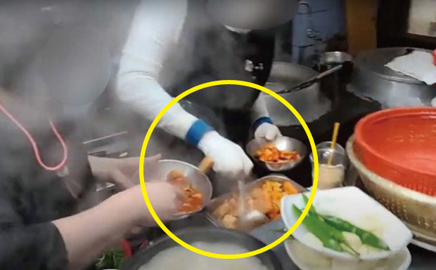 釜山の有名クッパ店、生放送中に残飯を再利用する瞬間が映り込み物議＝韓国の反応