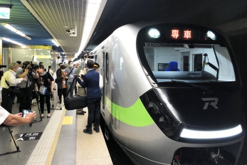【悲報】韓国人「蔡英文台湾総統、韓国製電車に親指を立ててしまう…」