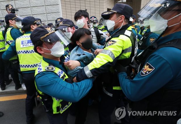 「日本領事なんか追放せよ」…釜山日本総領事館前で抗議デモ、徹夜座り込み＝韓国の反応
