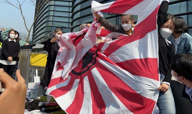 韓国の市民団体、駐韓日本大使館前で剃髪式と旭日旗引き裂きパフォーマンス…原発処理水放流抗議