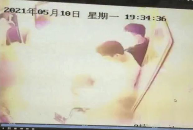 韓国人「中国のエレベーターで電動バイクのバッテリーが突然出火…衝撃映像」