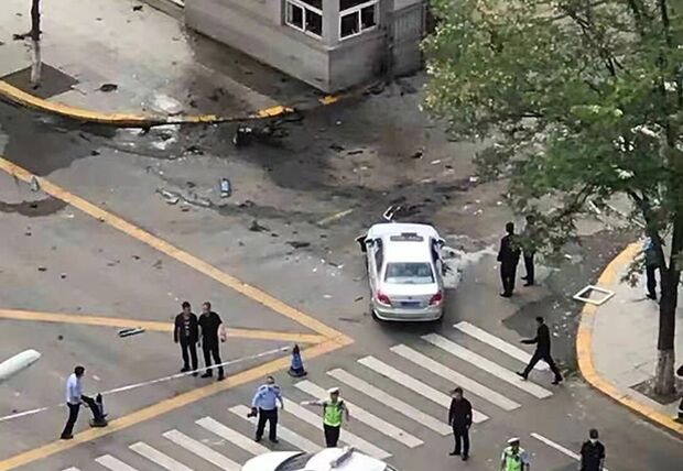 （動画あり）中国で電気二輪車が道路の真ん中で爆発…運転者即死、5人負傷＝韓国の反応