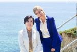 韓国人「文在寅の妻の画像を加工した青瓦台…けしからんので元の状態に復元してやった」