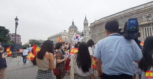 【悲報】ムン大統領スペイン宮殿到着！→取材に来たのは韓国メディア1社だけでした…