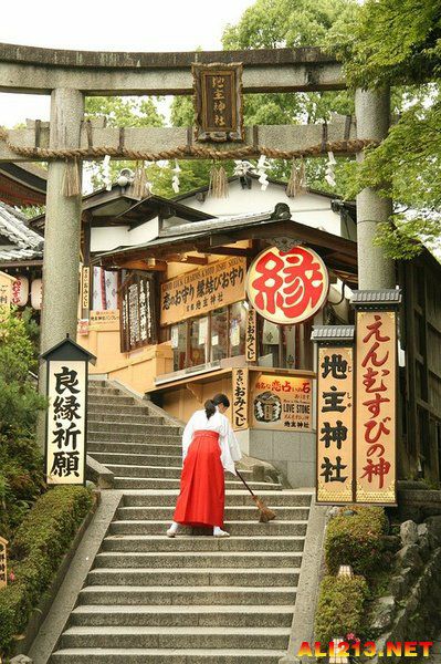 中国人「なぜ日本の神社の巫女は統一された白と赤の袴を着るのか？」　中国の反応