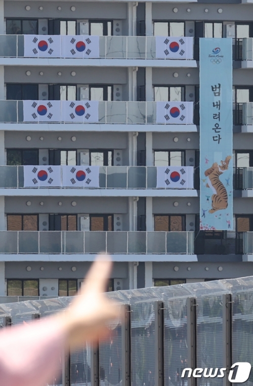韓国人「東京五輪選手村韓国選手宿舎の李舜臣の次に速攻で出てきた新しい応援フレーズがコチラ、虎の韓半島地図もセット」
