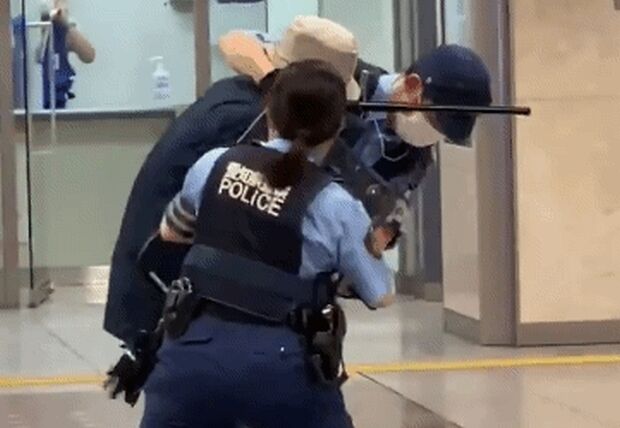 韓国人「刃物を持った男に立ち向かう日本の女性警官…韓女と比較される」