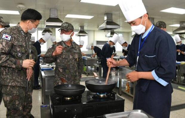 韓国人「日本の自衛隊とは対照的な韓国軍の給食…指揮官の関心も低い」