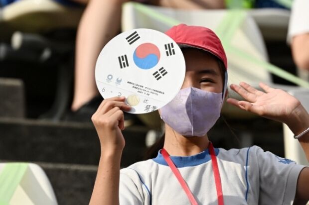 日本の小学生、太極旗を掲げて韓国代表を応援…「韓国の友人の分まで」＝韓国の反応
