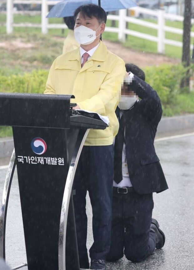 職員を地面にひざまずかせて傘を持たせた韓国法務部次官…批判殺到＝韓国の反応
