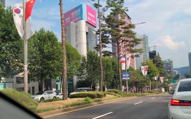 韓国人「日本国旗だけがない…江南の道で見た韓国人の幼稚な反日思考」