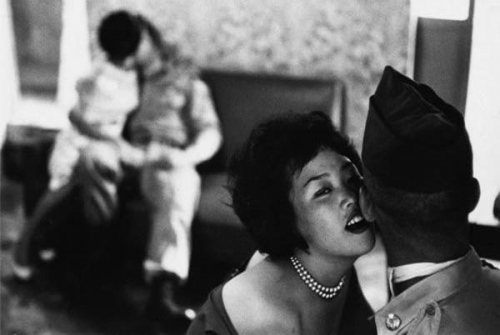 中国人「日本降伏後に日本に駐留した米軍の写真がコチラ。日本人女性は中国人の嫁になりたがってたらしい」