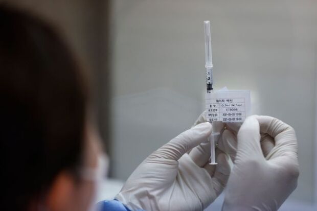 韓国防疫当局「ワクチン余裕できたので接種間隔を6週から3週に変更する」…韓国ネチズン「効果ではなく在庫で間隔決めてたの？」＝韓国の反応