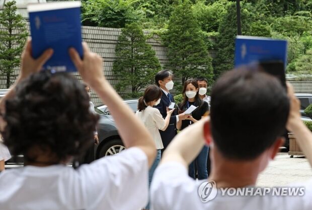 韓国人「チョ・グク元長官の車を磨く支持者たちｗｗｗｗｗｗｗ」
