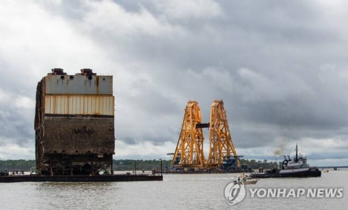 韓国人「日本船のせいで米国の港で転覆した韓国貨物船の現在がコチラ」「日本が賠償しなければならない」