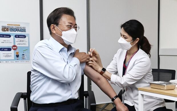 韓国人「文在寅のワクチンショーにうんざりしている看護師をご覧ください」